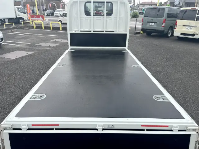 積荷が滑らず落下の心配がない木板貼り！積込み時に荷物にキズが付きにくいのもGOODです！|マツダ タイタン 2RG-LJR88A(2WD)の写真9