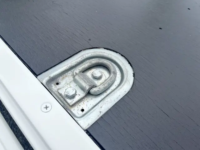 積荷の固定に便利な床フックを３対装備！ロープなどで荷物を固定する時に役立ちます♪|マツダ タイタン 2RG-LJR88A(2WD)の写真11