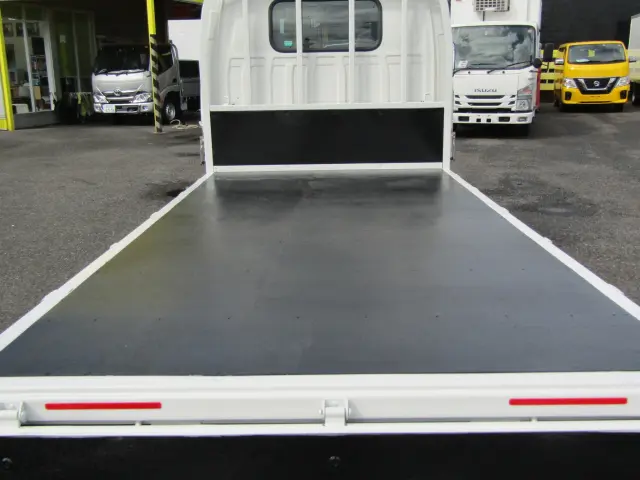 積荷が滑りにくい木板貼りなので、荷物の落下も心配ありません!|いすゞ エルフ TRG-NJR85A(2WD)の写真9