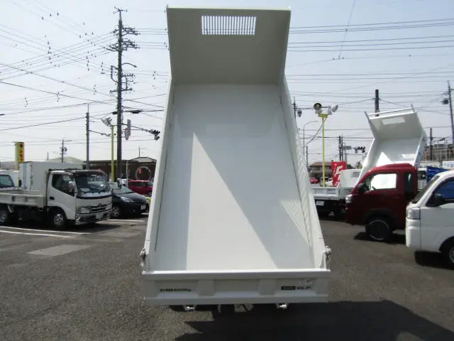 もちろん荷台床にキズや凹みはなくキレイな状態を維持しています♪|いすゞ エルフ 2RG-NJR88AT(2WD)の写真8