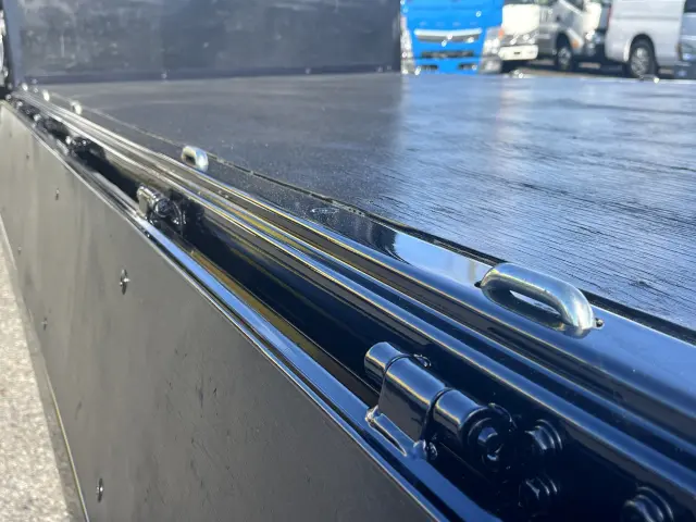 積荷の固定に役立つ床フックが５対付属しています！|日産 アトラス 2RG-AHR88A(2WD)の写真11