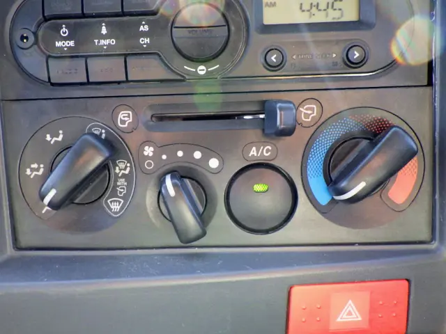 いすゞ エルフ 2RG-NKR88AN(2WD)の写真22