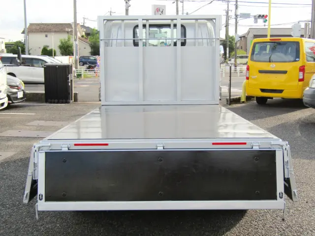 もちろん３方開きですので、左右後ろのどこからでも積み降ろしが可能です♪|いすゞ エルフ 2RG-NKR88A(2WD)の写真8