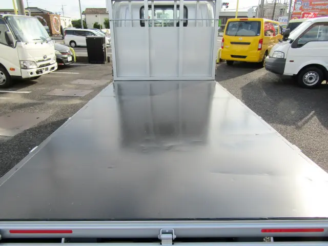 大きな凹みや損傷もなくキレイな状態の鉄床板！|いすゞ エルフ 2RG-NKR88A(2WD)の写真9