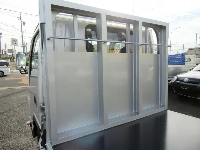 鳥居部もしっかりと補強済みなので重量物への対策もバッチリ♪|いすゞ エルフ 2RG-NKR88A(2WD)の写真11