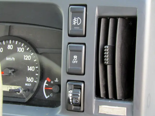 いすゞ エルフ 2RG-NKR88A(2WD)の写真22