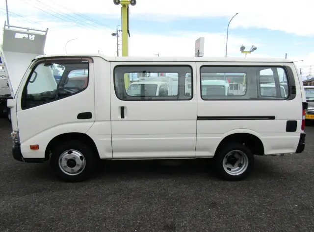 目立つキズや看板アトなどもなくキレイな状態を保ったおススメの1台☆|日野 デュトロ TKG-XZC605Y(2WD)の写真3