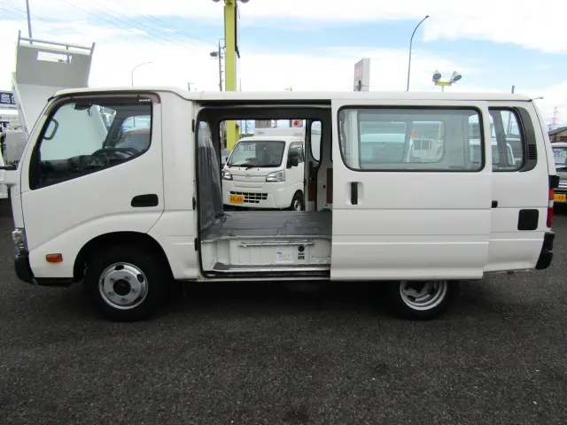フロント部分はトラックの「ダイナ」、リア部分は「ハイエース」を流用!シャーシの頑丈さでは最上位級の箱バンです☆|日野 デュトロ TKG-XZC605Y(2WD)の写真4