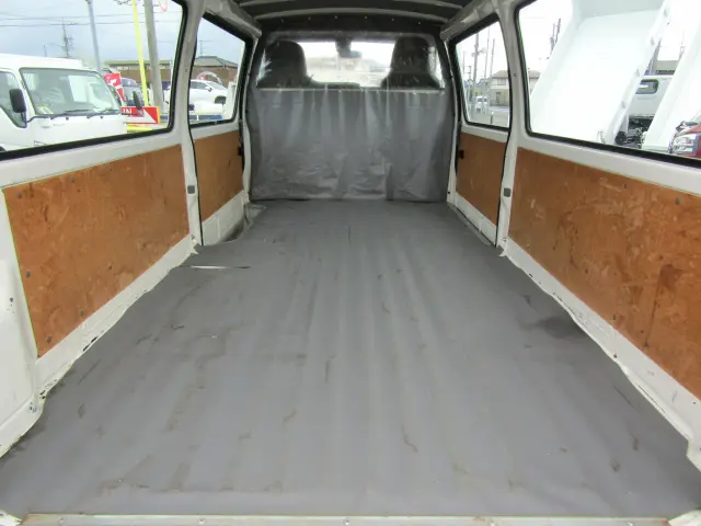 大きな損傷もなく比較的良好な状態を維持した荷室内!|日野 デュトロ TKG-XZC605Y(2WD)の写真8