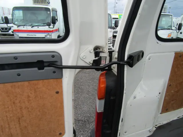 リアドアには90度ストッパーを設置!ドアOPEN状態を維持したまま、荷物を積み降ろしすることができます☆|日野 デュトロ TKG-XZC605Y(2WD)の写真13