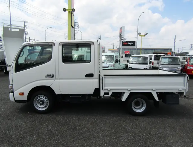 目立つキズや看板アトなどもなく内外装とも状態がキレイに保たれたおススメの1台!|トヨタ ダイナ 2PG-GDY281(4WD)の写真3