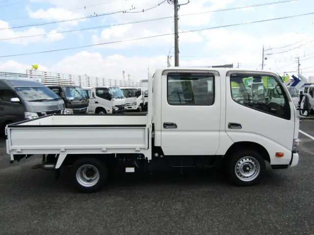 リアに小径タイヤを装着した低床設計なので、荷物の積み降ろしもラクラク♪|トヨタ ダイナ 2PG-GDY281(4WD)の写真4