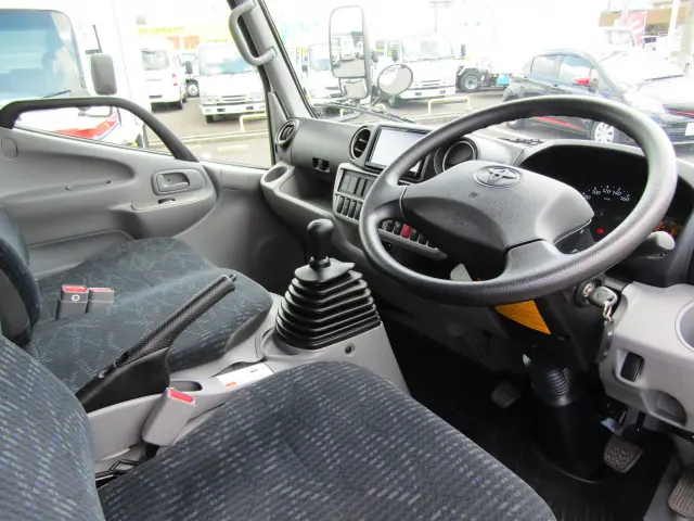 使用感の少ない車内もオススメPOINTの1つ!|トヨタ ダイナ 2PG-GDY281(4WD)の写真10