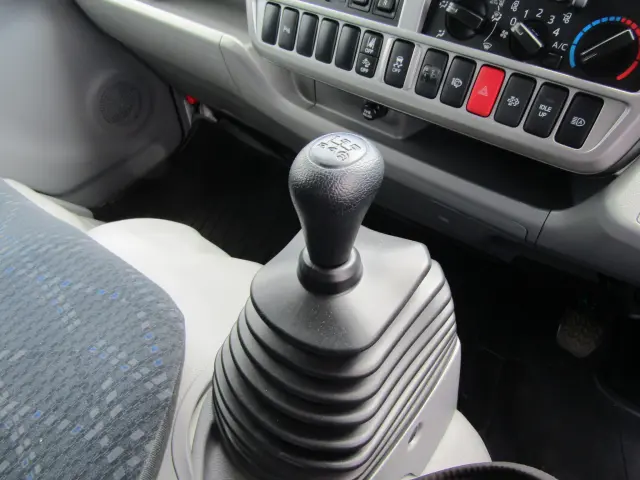 安心の3ペダル5MT☆故障が少ないので長く乗って頂けます♪|トヨタ ダイナ 2PG-GDY281(4WD)の写真13