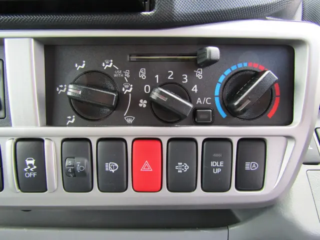 エアコンもシッカリ効きますので御安心を(笑)|トヨタ ダイナ 2PG-GDY281(4WD)の写真17