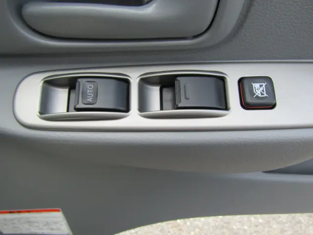 運転席はオートウィンドウ!ワンタッチで窓の全開閉が可能です☆|トヨタ ダイナ 2PG-GDY281(4WD)の写真20