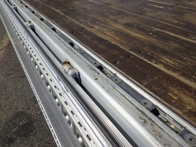 いすゞ フォワード 2RG-FRR90T2(2WD)の写真7