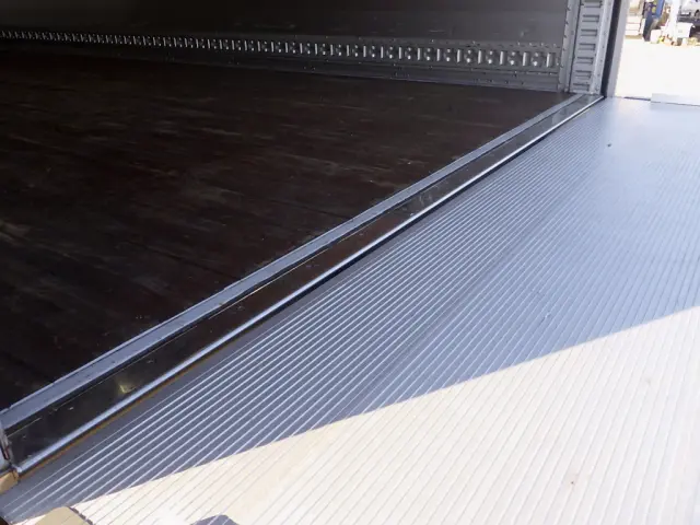 いすゞ フォワード 2RG-FRR90T2(2WD)の写真11