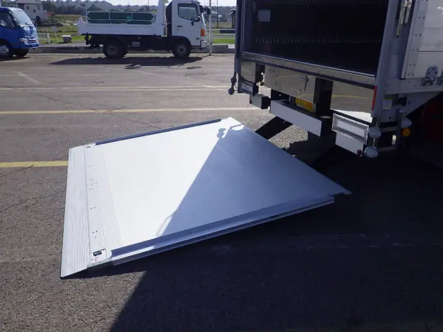 いすゞ フォワード 2RG-FRR90T2(2WD)の写真12