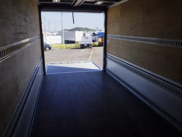 いすゞ フォワード 2RG-FRR90T2(2WD)の写真16