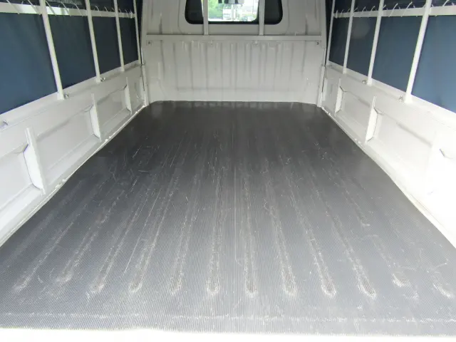 床面にはゴムマット付き♪|トヨタ タウンエーストラック 5BF-S413U(4WD)の写真8