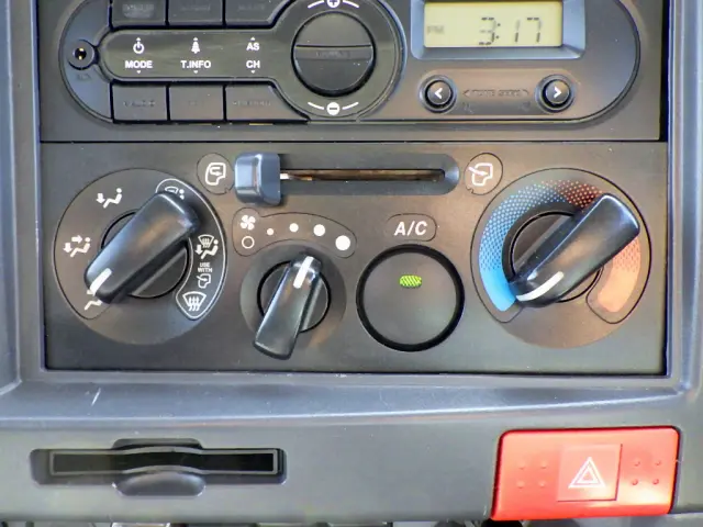 いすゞ エルフ 2RG-NLR88AN(2WD)の写真24