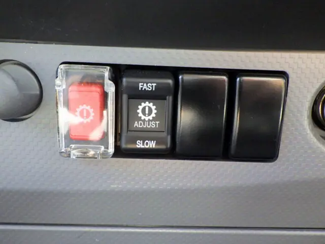 いすゞ エルフ 2RG-NLR88AN(2WD)の写真25