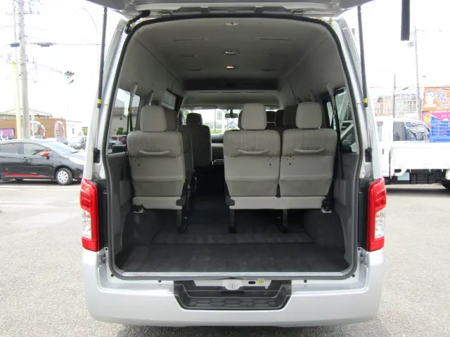 バックドアを開けるとこんな感じ!フル乗車時でも十分なラゲッジスペースを確保しています☆|日産 キャラバン CBF-DS8E26(4WD)の写真7
