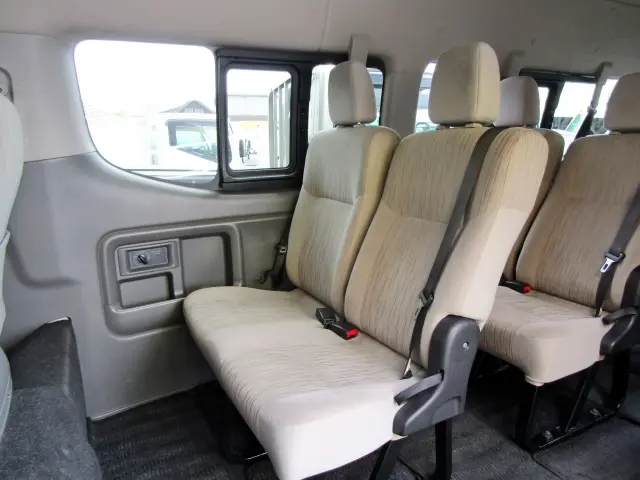 電動スライドドアをあけると広大な乗車空間が出現!!|日産 キャラバン CBF-DS8E26(4WD)の写真8