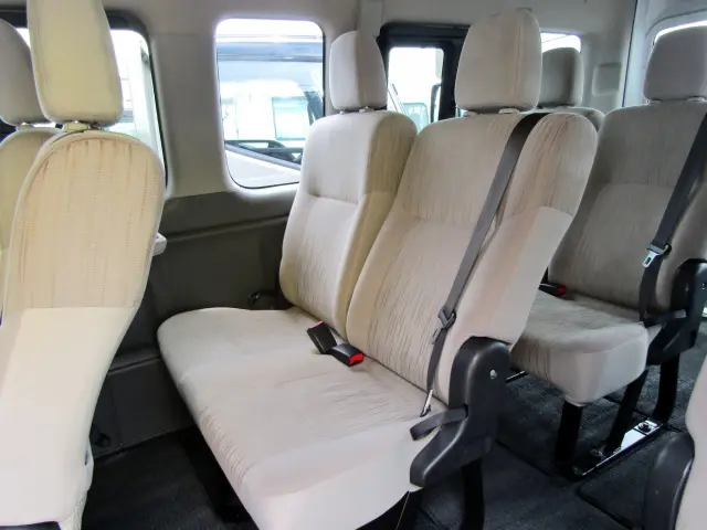 後席シートのクッション幅は905mmでゆったり設計に♪|日産 キャラバン CBF-DS8E26(4WD)の写真9