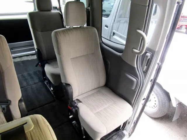 キャプテンシートも装備♪|日産 キャラバン CBF-DS8E26(4WD)の写真10