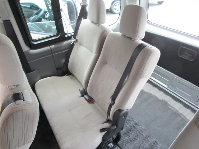 もちろんリクライニング機能付きなので、背もたれを倒すことが可能です!|日産 キャラバン CBF-DS8E26(4WD)の写真12