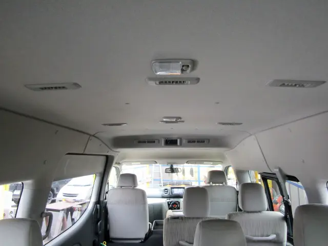 ハイルーフなので頭上空間が広く、大人数で乗車しても圧迫感が少ないのもPOINT!!|日産 キャラバン CBF-DS8E26(4WD)の写真13