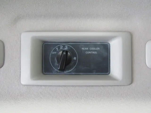 リア用のクーラーはこのダイヤルで操作してください♪|日産 キャラバン CBF-DS8E26(4WD)の写真14