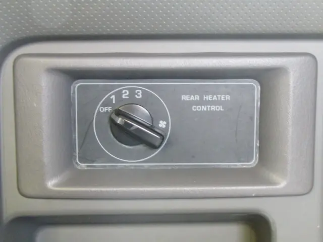 もちろん冬季に活躍するリアヒーターも設置!足元から温風が吹き出します☆|日産 キャラバン CBF-DS8E26(4WD)の写真15