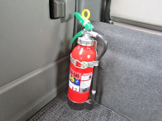 法律で定められた消火器もちゃーんと装備してますよ☆|日産 キャラバン CBF-DS8E26(4WD)の写真16
