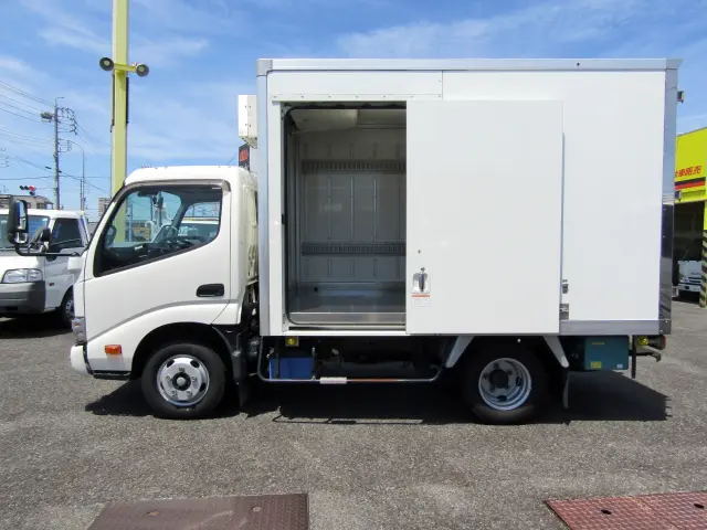 もちろんサイドドア付きですので荷物の積み降ろしもラクラク♪|トヨタ ダイナ 2RG-XZC605(2WD)の写真4