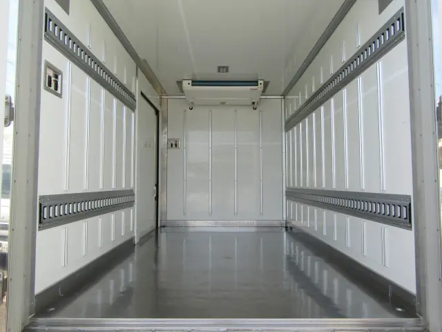 ラッシングレール２段付きなので、動きやすい積荷を固定しながら運搬することができます！|トヨタ ダイナ 2RG-XZC605(2WD)の写真8