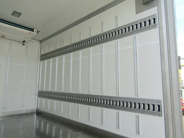 荷箱内面右側|トヨタ ダイナ 2RG-XZC605(2WD)の写真10