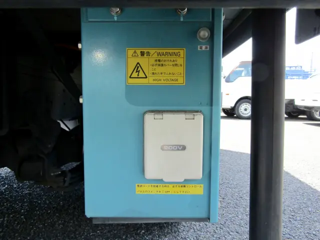 最大のオススメＰＯＩＮＴ「スタンバイ電源」！！ココから電気を供給する事で、エンジンを使わず冷凍庫を冷やすことが可能です♪|トヨタ ダイナ 2RG-XZC605(2WD)の写真15