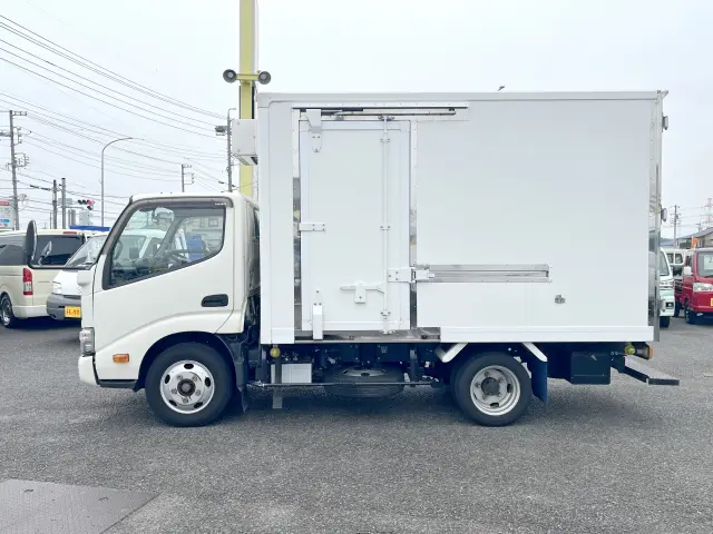 目立つキズや看板アトなどもなくキレイな状態を保ったおススメの１台☆|日野 デュトロ 2RG-XZC605M(2WD)の写真3