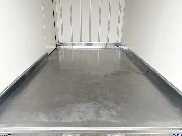 ステンレス床板貼りなので水洗いもOK♪錆びや腐食の心配もありません！|日野 デュトロ 2RG-XZC605M(2WD)の写真11