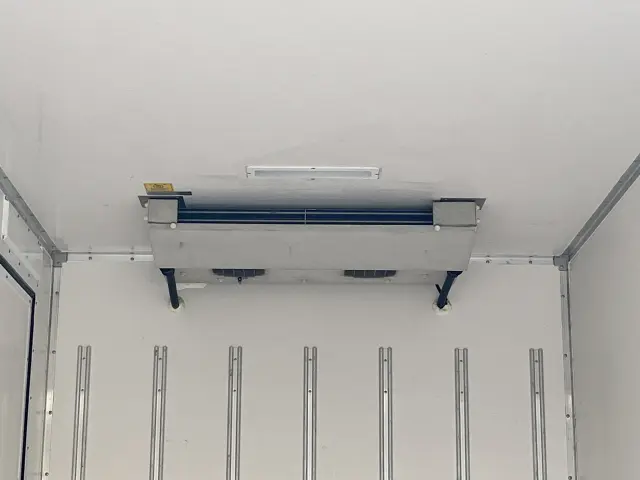 東プレ製の中温冷凍機を搭載☆薄型で積載スペースを圧迫しない人気モデルです！|日野 デュトロ 2RG-XZC605M(2WD)の写真12