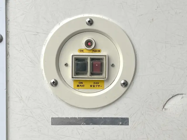 もちろん庫内灯＆非常ブザーも完備！！|日野 デュトロ 2RG-XZC605M(2WD)の写真13
