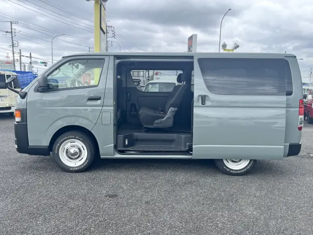 トヨタ ハイエースバン 3BF-TRH200V(2WD)の写真4