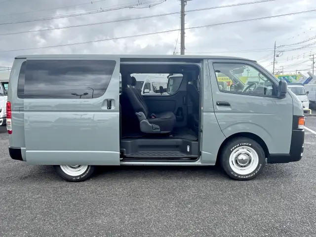 トヨタ ハイエースバン 3BF-TRH200V(2WD)の写真6