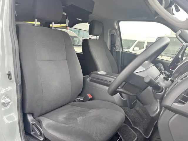 トヨタ ハイエースバン 3BF-TRH200V(2WD)の写真14