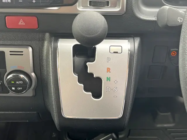 トヨタ ハイエースバン 3BF-TRH200V(2WD)の写真17