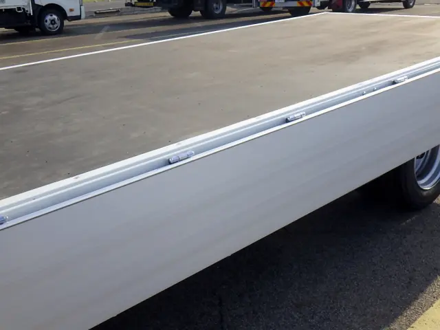 三菱 キャンター 2PG-FEBS0(2WD)の写真9