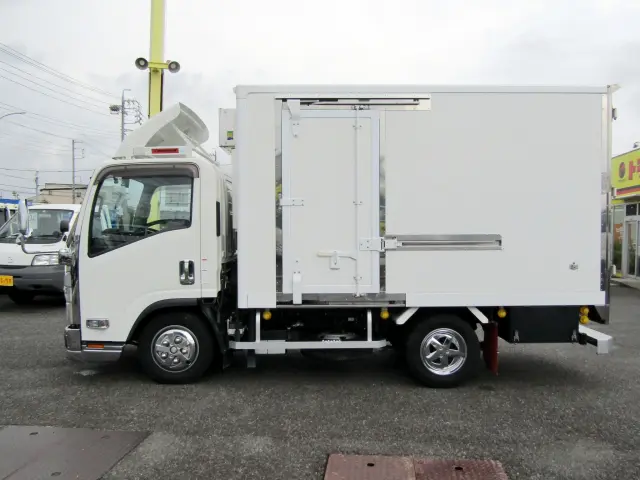 目立つキズや看板アトなどもなく内外装とも状態がキレイに保たれたおススメの１台！納車当日からスグに使って頂けますヨ☆|いすゞ エルフ 2RG-NMR88AN(2WD)の写真3